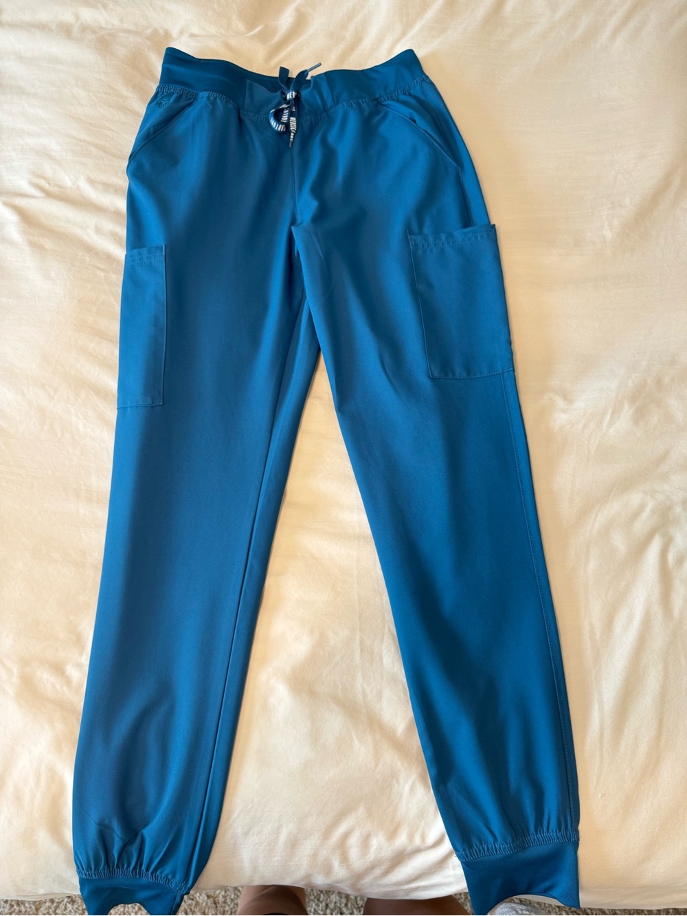 MedCouture Jogger Scrub Pants in Deep Blue/Teal XS